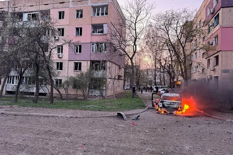 রাশিয়ার হামলায় ইউক্রেনের একটি আবাসিক এলাকায় দাঁড়িয়ে থাকা গাড়িতে আগুন ধরে যায়।