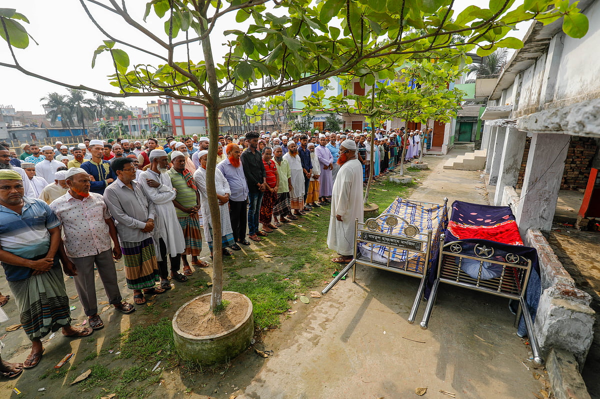 যশোরে বাসের ধাক্কায় মোটরসাইকেলের চালক রুবেল গাজী ও তাঁর মেয়ে ঐশী আক্তার নিহত হন। আজ শুক্রবার সকালে খুলনার বাস্তুহারা কলোনিতে বাবা-মেয়ে জানাজা অনুষ্ঠিত হয়