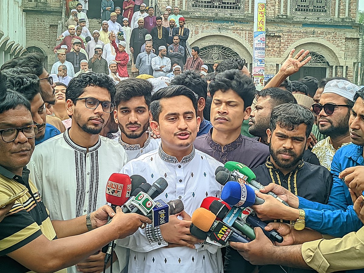 রংপুরে সাংবাদিকদের বিভিন্ন প্রশ্নের উত্তর দেন জাতীয় নাগরিক পার্টির উত্তরাঞ্চলের মুখ্য সমন্বয়ক সারজিস আলম। আজ শুক্রবার দুপুরে নগরের কেরামতিয়া জামে মসজিদ এলাকায়