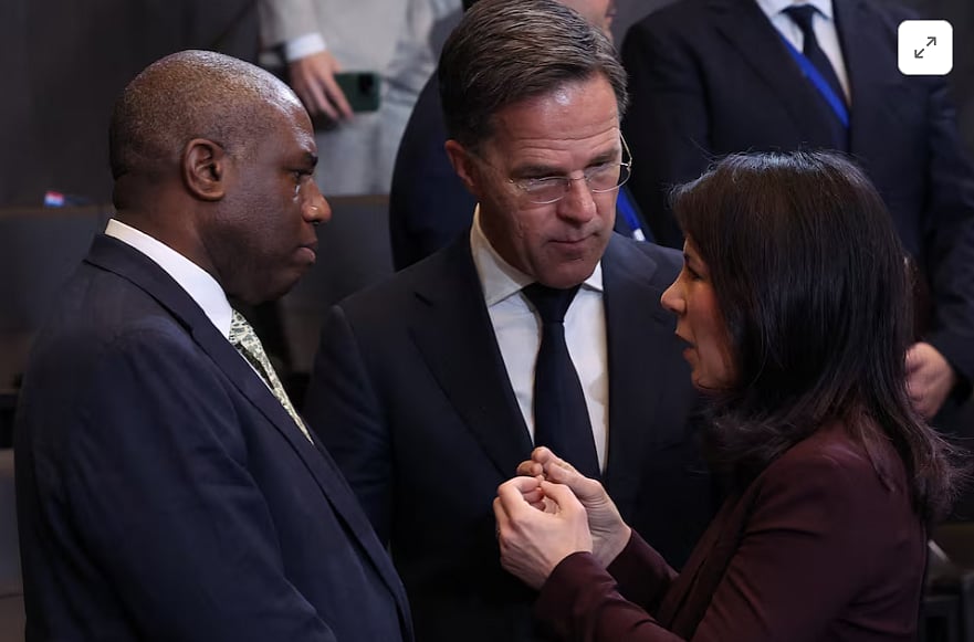 ব্রিটেনের পররাষ্ট্রমন্ত্রী ডেভিড ল্যামি (বাঁয়ে) ন্যাটো মহাসচিব মার্ক রুট (মাঝে) এবং জার্মান পররাষ্ট্রমন্ত্রী আনালেনা বেয়ারবক। বেলজিয়ামের রাজধানী ব্রাসেলসে ন্যাটোর পররাষ্ট্রমন্ত্রী পর্যায়ের বৈঠকের দ্বিতীয় দিনে, ৪ এপ্রিল ২০২৫