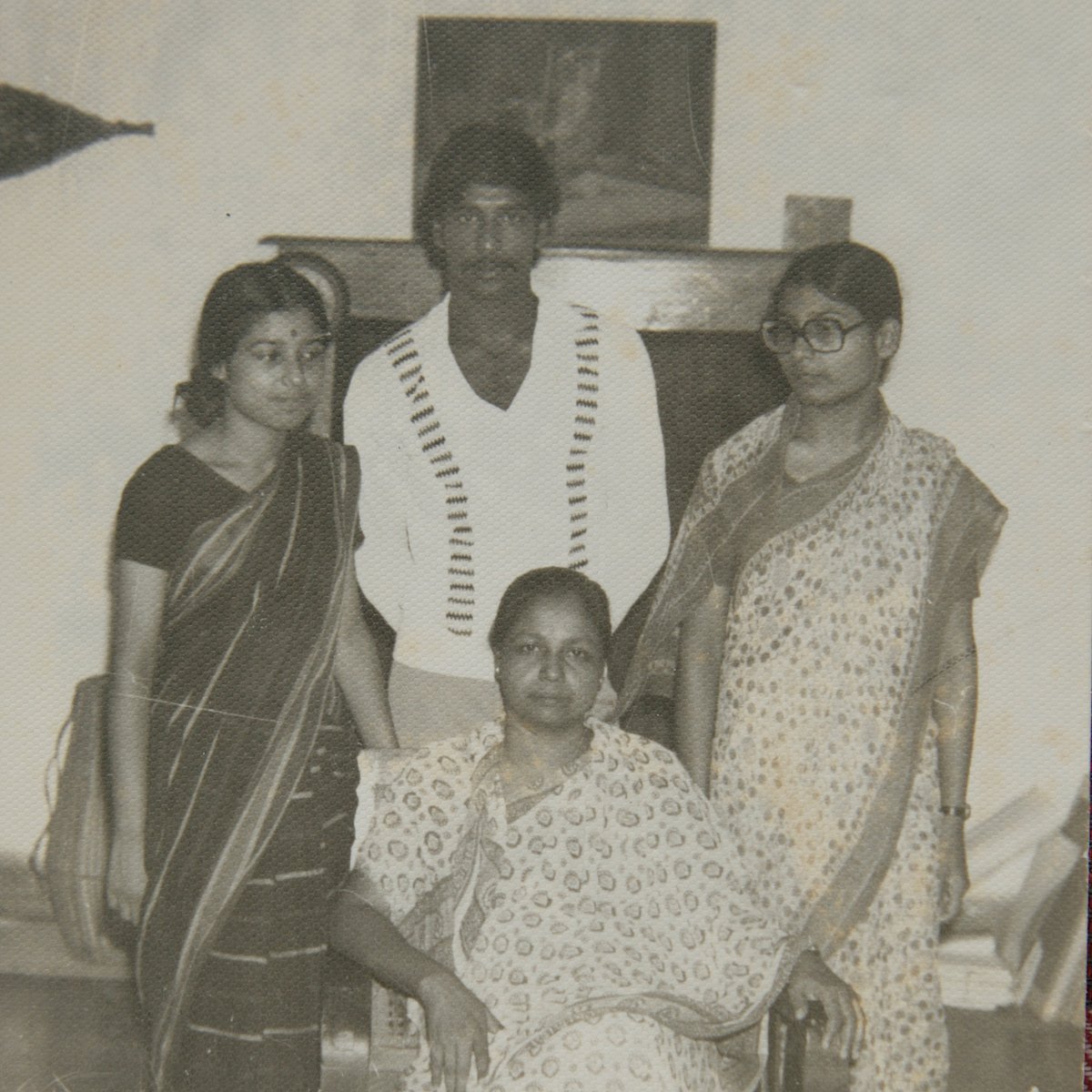 সন্‌জীদা খাতুনের (মাঝে) সঙ্গে তাঁর তিন সন্তান—রুচিরা তাবাসসুম নভেদ্‌, পার্থ তানভীর নভেদ্ ও অপালা ফরহত নবেদ