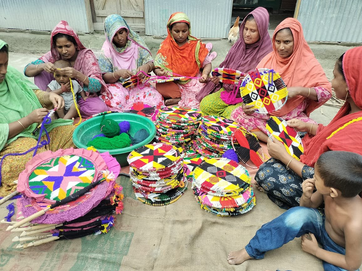 হাতপাখা তৈরিতে ব্যস্ত রংপুরের পীরগাছা উপজেলার কানদেব গ্রামের নারীরা