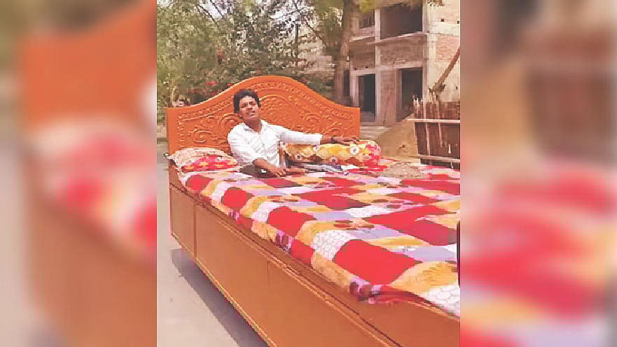 সড়কে নিজের বিছানা–গাড়ি চালিয়ে যাচ্ছেন নওয়াব