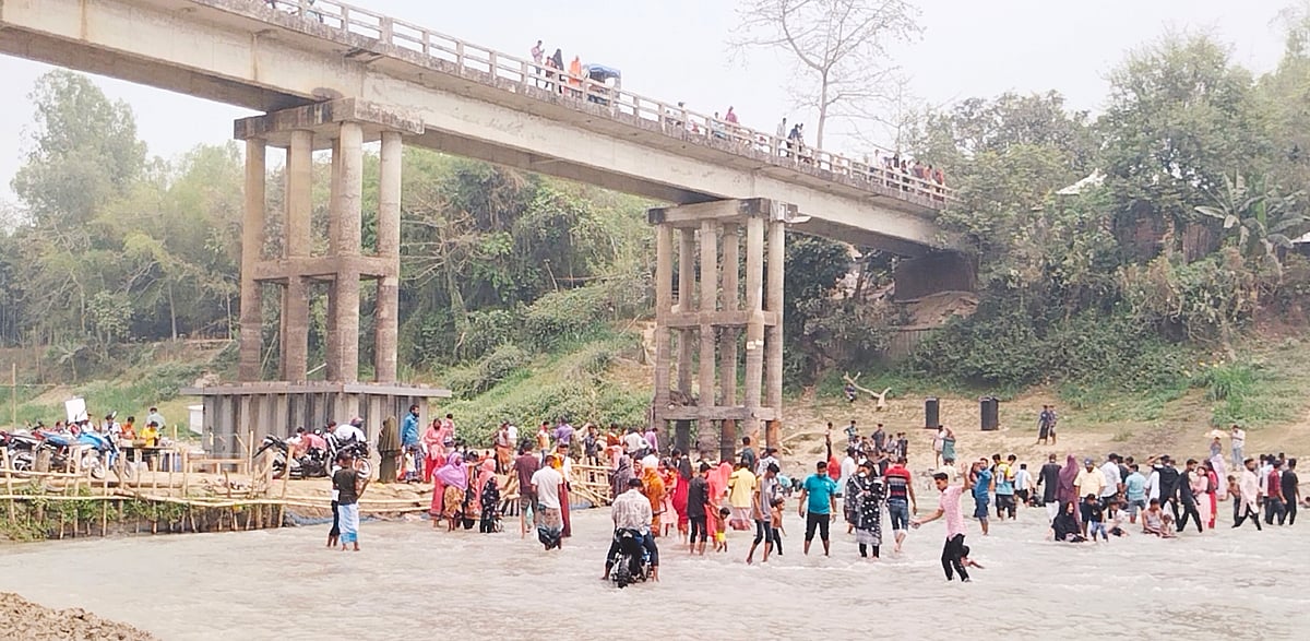 শেরপুরে বাঙ্গালী নদীতে ঈদ–আনন্দে মেতে উঠেছে দর্শণার্থীরা। গতকাল বৃহস্পতিবার তোলা
