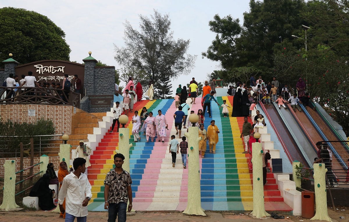 বান্দরবানের নীলাচল পর্যটন কেন্দ্র ঘুরে দেখছেন পর্যটকেরা। আজ বিকেলে