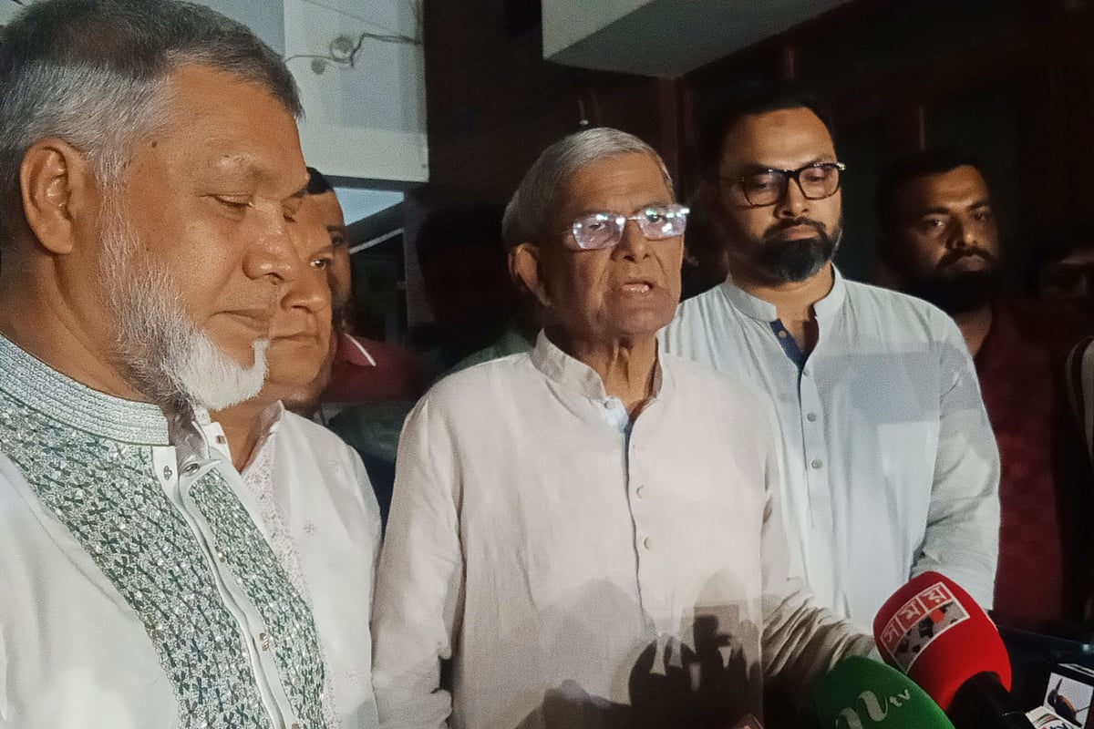 বিএনপির মহাসচিব মির্জা ফখরুল ইসলাম আলমগীর আজ শুক্রবার সন্ধ্যায় গুলশানে বিএনপি চেয়ারপারসনের কার্যালয়ে  সাংবাদিকদের সঙ্গে কথা বলেন