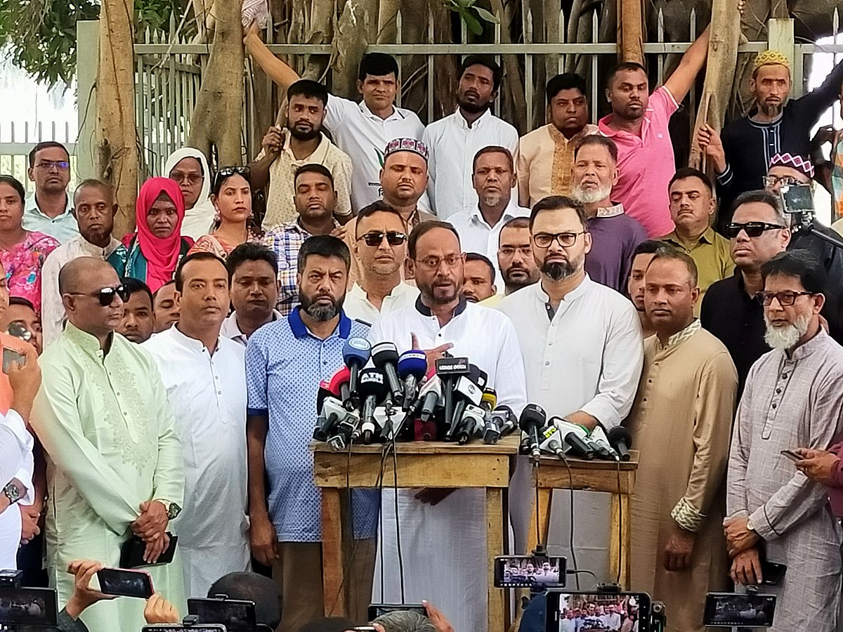 রাজধানীর মানিক মিয়া অ্যাভিনিউয়ে কনসার্টের নির্ধারিত স্থান পরিদর্শন শেষে সাংবাদিকদের সঙ্গে কথা বলেন বিএনপির প্রচার সম্পাদক সুলতান সালাহউদ্দিন (টুকু)