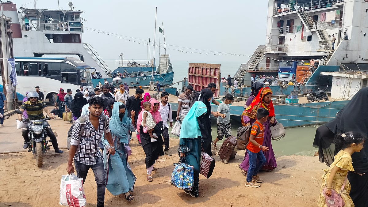 যাত্রীর চাপ বাড়ছে মানিকগঞ্জের পাটুরিয়া ঘাট এলাকায়। আজ শুক্রবার সকালে পাটুরিয়ার ৪ নম্বর ফেরিঘাট এলাকায়