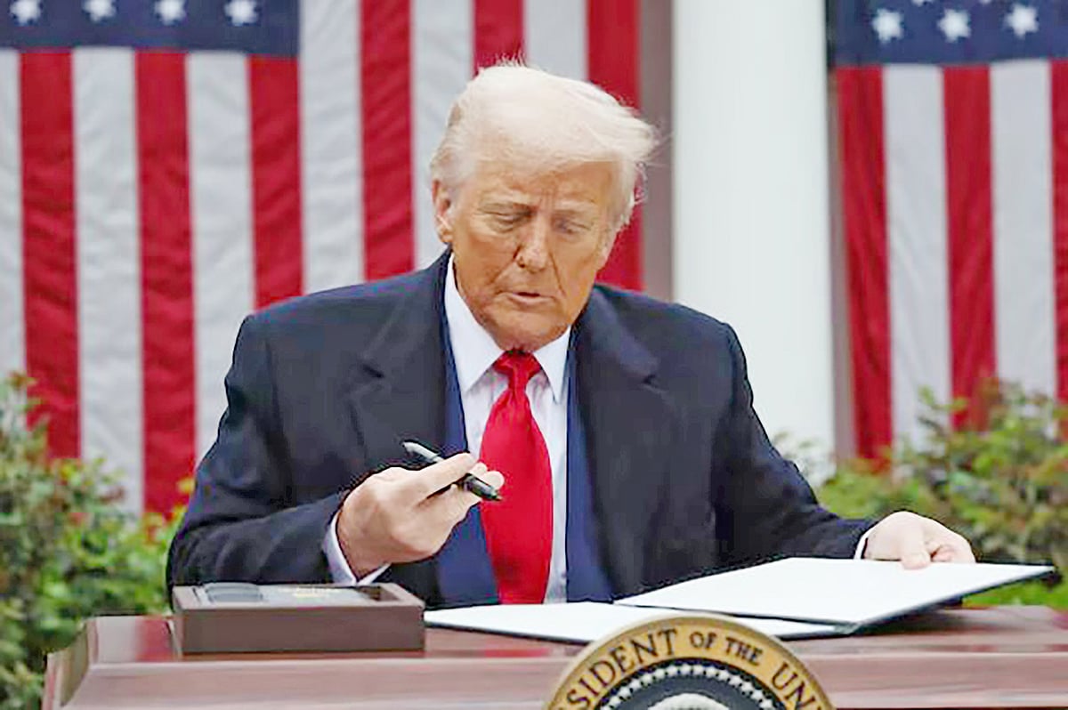 যুক্তরাষ্ট্রের প্রেসিডেন্ট ডোনাল্ড ট্রাম্প নতুন শুল্ক আরোপের নির্বাহী আদেশে স্বাক্ষর করছেন