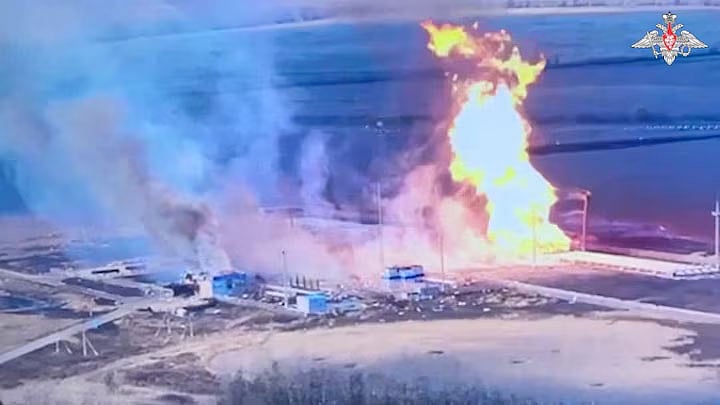 রাশিয়ার কুরস্ক অঞ্চলের সুদঝা শহরে ধ্বংস হয়ে যাওয়া গ্যাস মিটারিং স্টেশনের দৃশ্য। ইউক্রেনের ক্ষেপণাস্ত্র হামলায় তা ধ্বংস হয়েছে বলে দাবি করেছে রাশিয়া। ২৮ মার্চ ২০২৫