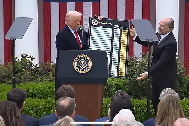 বিভিন্ন দেশের ওপর পাল্টা শুল্ক আরোপ করার তালিকা হাতে ডোনাল্ড ট্রাম্প