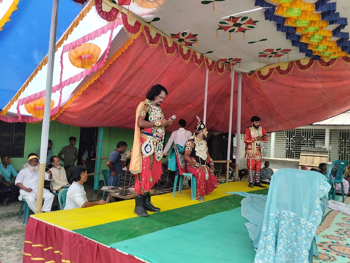 মঞ্চস্থ হচ্ছে ‘আপন দুলাল’। আজ শনিবার বিকেলে গাজীপুরের কাপাসিয়া উপজেলার রানীগঞ্জ বাজারে