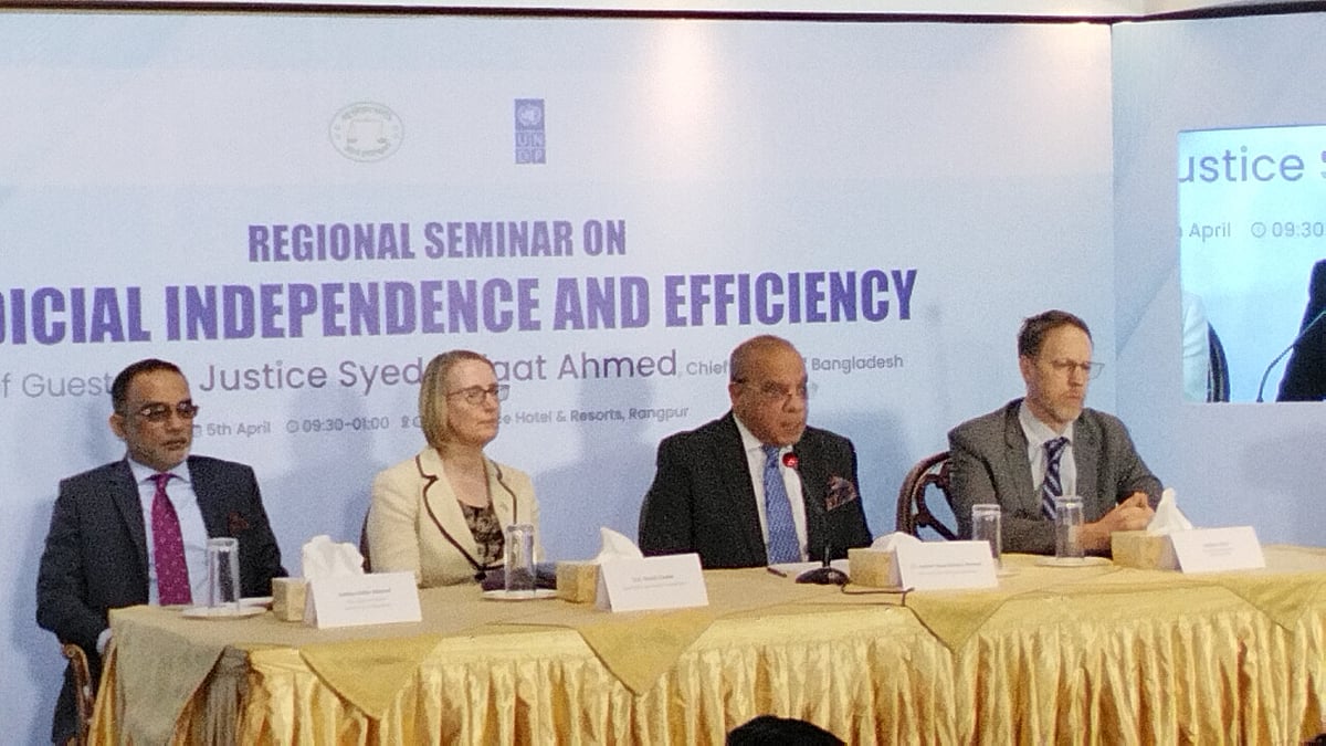 রংপুরে ‘জুডিশিয়াল ইনডিপেনডেন্স অ্যান্ড এফিশিয়েন্সি ইন বাংলাদেশ’ শীর্ষক সেমিনারে বক্তব্য দেন প্রধান বিচারপতি সৈয়দ রেফাত আহমেদ। আজ শনিবার সকালে