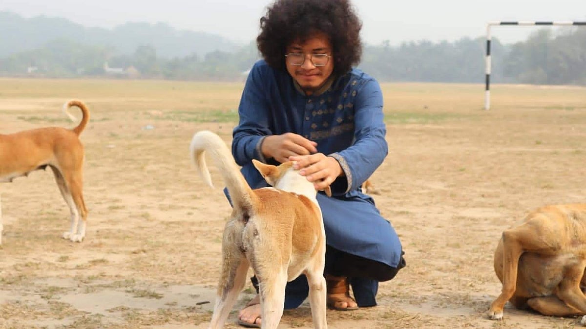 এখন পর্যন্ত ২৭টির বেশি কুকুরকে উদ্ধার, ৬০টির বেশি কুকুরকে প্রতিষেধক প্রদান ও ৮০টির বেশি কুকুরকে চিকিৎসা দিয়েছেন এই তরুণ