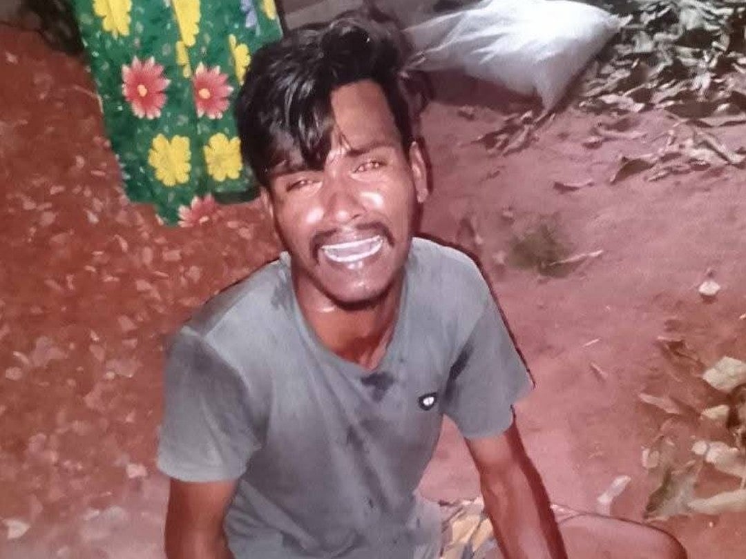 রাজশাহীর বাগমারায় গণপিটুনির সময় চিৎকার করে কাঁদছিলেন আমিনুল ইসলাম। তাঁর মৃত্যুর আগে গতকাল রাতে তোলা