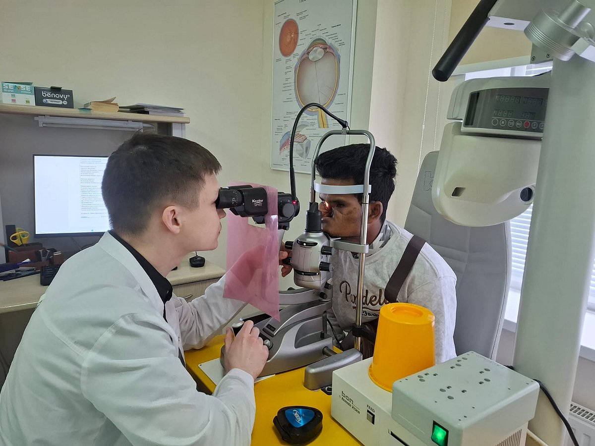 রাশিয়ার একটি হাসপাতালে খোকন চন্দ্র বর্মণ। ছবি: চিকিৎসক মাহমুদুল হাসানের সৌজন্যে