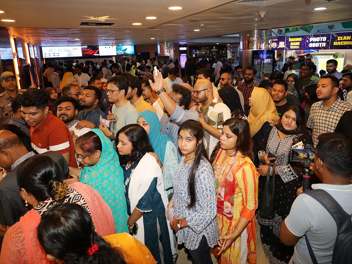 গত শুক্রবার স্টার সিনেপ্লেক্সের বসুন্ধরা সিটি শাখায় দর্শকের ভিড়
