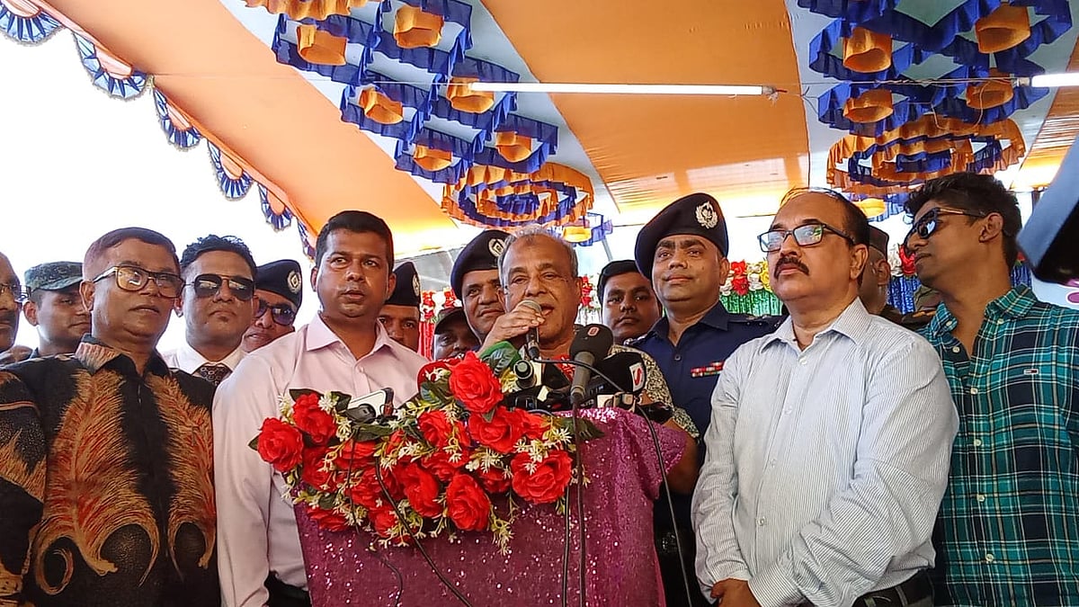 নারায়ণগঞ্জের বন্দরের লাঙ্গলবন্দে সনাতন ধর্মাবলম্বীদের মহাষ্টমী স্নানোৎসব পরিদর্শনে গিয়ে বক্তব্য দেন স্বরাষ্ট্র উপদেষ্টা লেফটেন্যান্ট জেনারেল (অব.) মো. জাহাঙ্গীর আলম চৌধুরী। আজ শনিবার বেলা সাড়ে ১১টায়