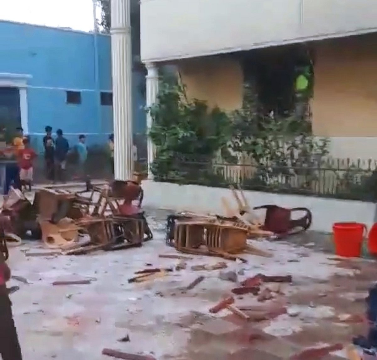 সাবেক রেলপথমন্ত্রী মুজিবুল হকের বাড়িতে হামলা চালিয়ে ভাঙচুর করা হয়। আজ শনিবার কুমিল্লার চৌদ্দগ্রাম উপজেলার শ্রীপুর ইউনিয়নের বসুয়ারা গ্রামে