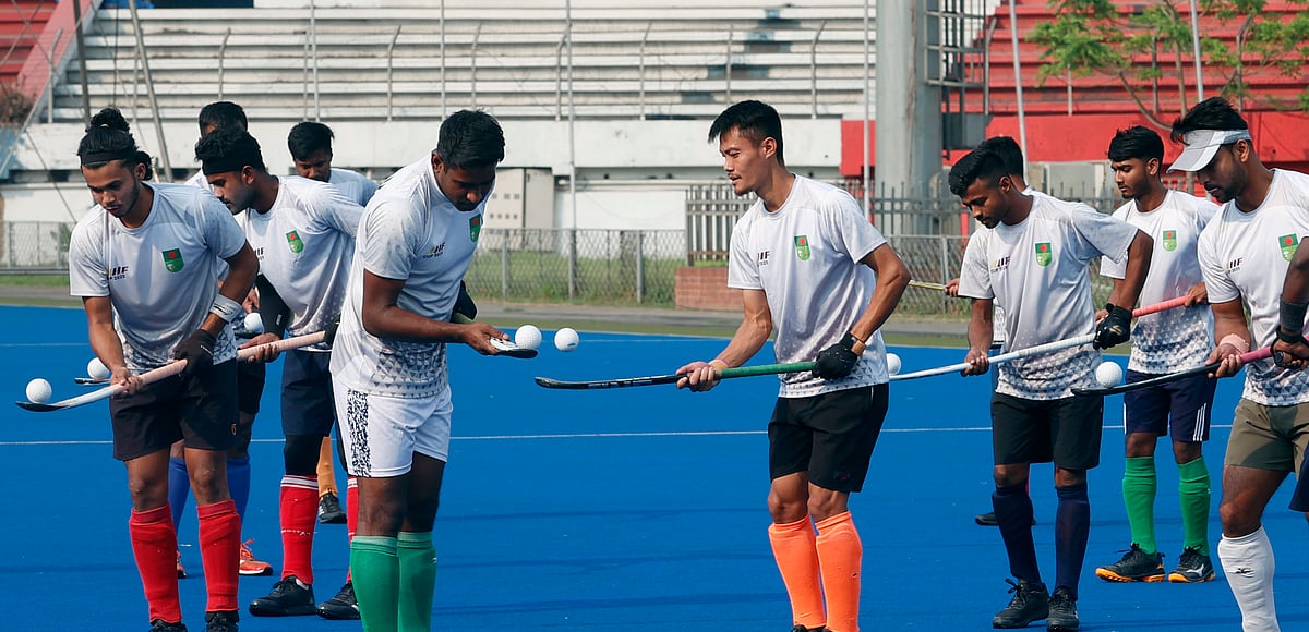 অনুশীলনে হকি খেলোয়াড়েরা।