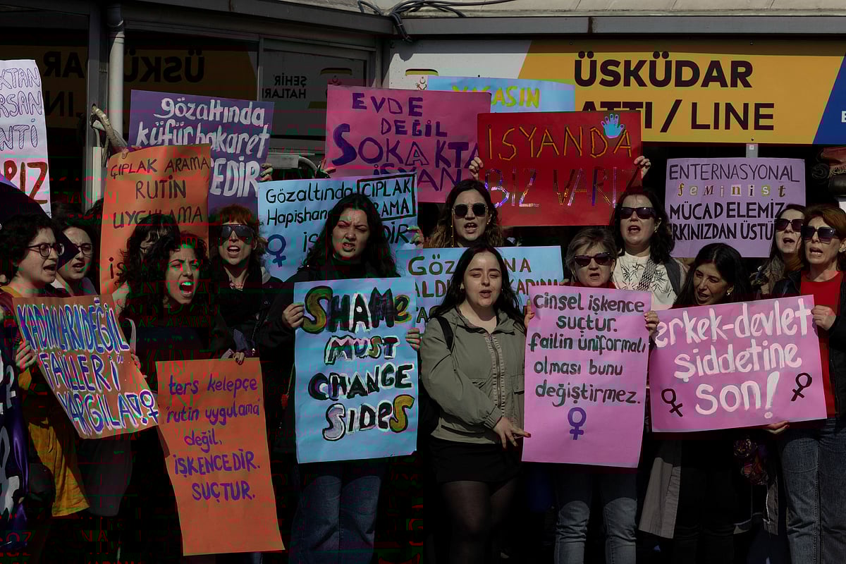 বিরোধী দলের ডাকা বাণিজ্য বর্জনের কর্মসূচিতে অংশ নেওয়ায় ১১ জনকে গ্রেপ্তারের প্রতিবাদে বিক্ষোভ