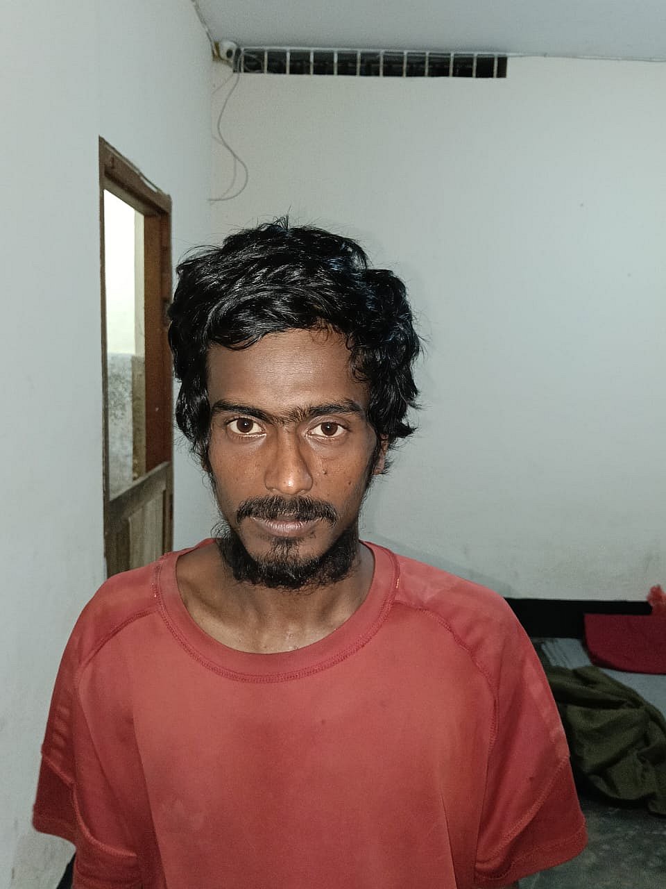 পুলিশ সদস্যকে ধাক্কা দিয়ে থানা থেকে পালান নয়ন