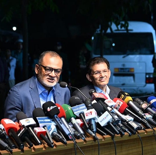 রাষ্ট্রীয় অতিথি ভবন যমুনার সামনে ব্রিফিংয়ে বাণিজ্য উপদেষ্টা শেখ বশিরউদ্দীন ও প্রধান উপদেষ্টার হাই রিপ্রেজেনটেটিভ খলিলুর রহমান। ঢাকা, ৫ এপ্রিল