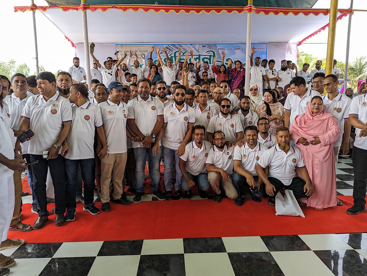 বৃহত্তর ফরিদপুরের পাঁচটি জেলার এসএসসি ১৯৯৫ ব্যাচের বন্ধুরা মিলনমেলায় অংশ নিয়েছেন। আজ শনিবার জাজিরার নাওডোবা এলাকায় পদ্মা সেতুর পাশে