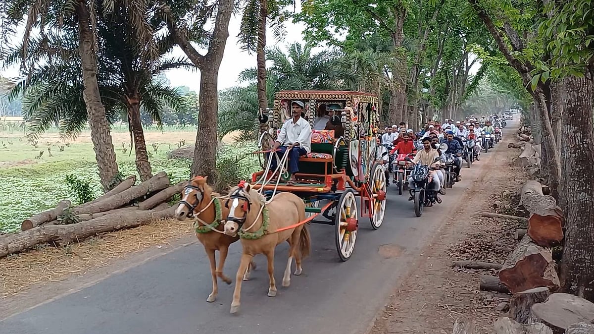 লালপুরের গোসাইপুর-মিল্কিপাড়া কেন্দ্রীয় জামে মসজিদের ইমাম জিল্লুর রহমানকে ফুলসজ্জিত ঘোড়ার গাড়িতে করে বিদায় সংবর্ধনা দেওয়া হয়। পরে মোটরসাইকেল বহর দিয়ে তাঁকে বাড়িতে পৌঁছে দেওয়া হয়। গতকাল শুক্রবার বিকেলে