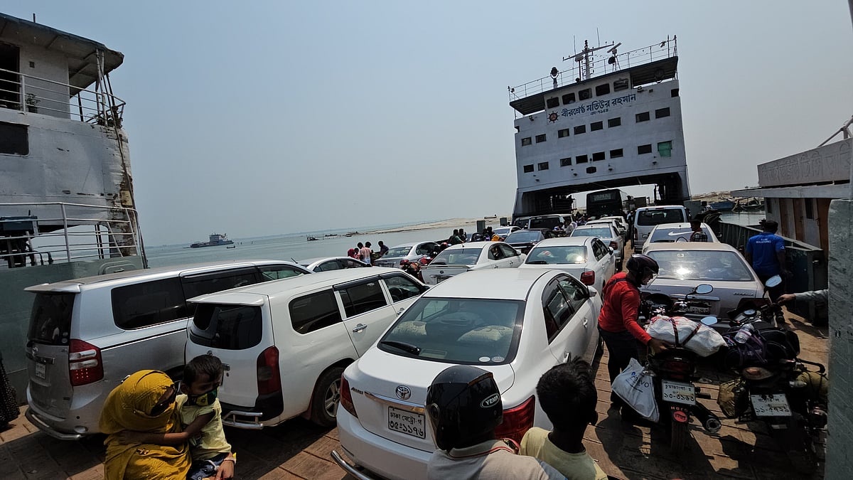 ঈদের লম্বা ছুটি শেষে কর্মস্থলে ফিরছে মানুষ। দৌলতদিয়া ফেরিঘাটে বেড়েছে গাড়ির চাপ। শনিবার সকালে দৌলতদিয়ার ৭ নম্বর ফেরি ঘাটে