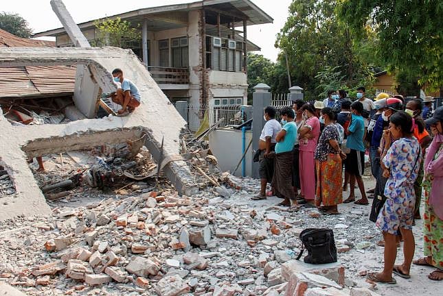 ভূমিকম্পে মিয়ানমারের সাগাইং অঞ্চলে বিধ্বস্ত একটি ভবন