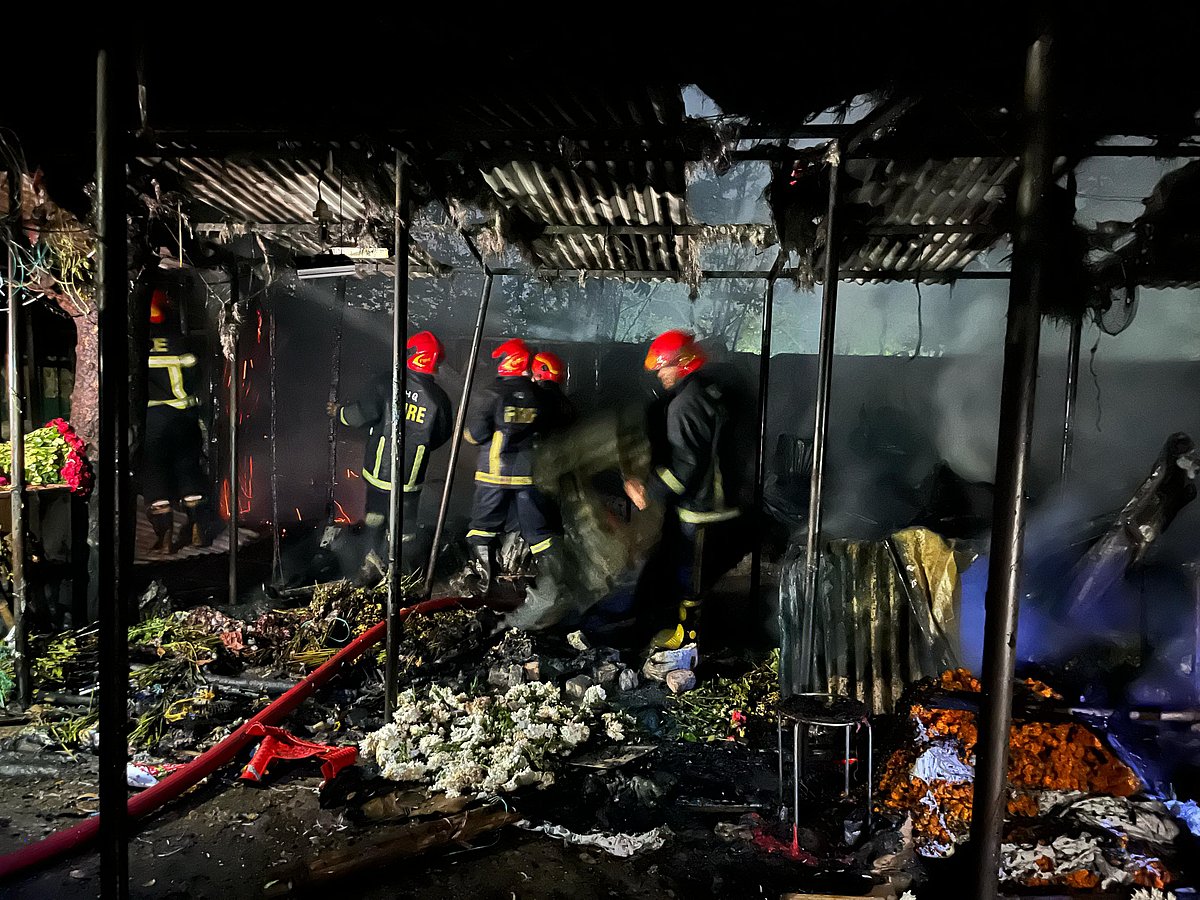 আগুন নেভাতে ফায়ার সার্ভিসের ৫টি ইউনিট কাজ করছে