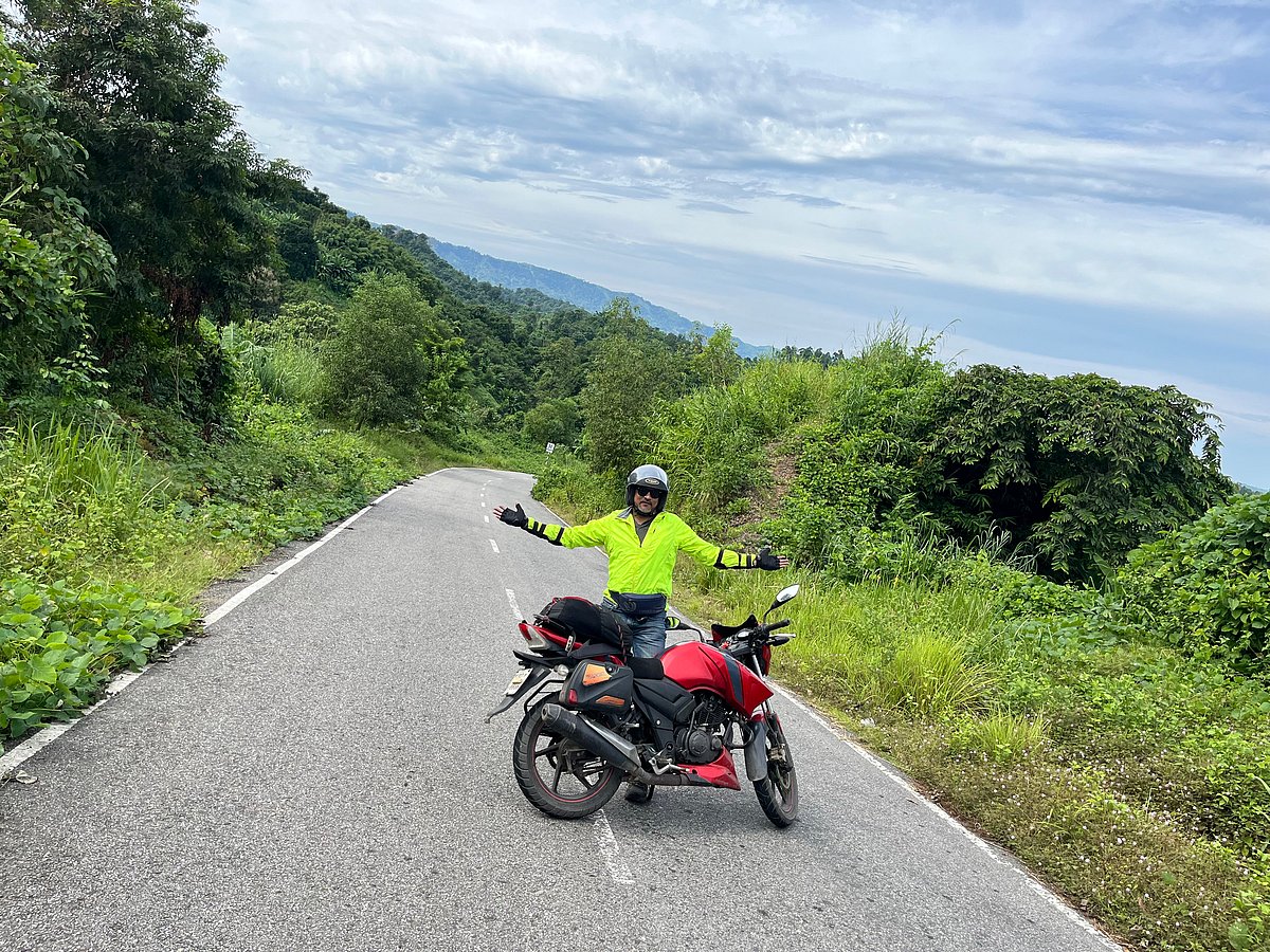 পাহাড়ের ওপর দিয়ে এঁকেবেঁকে চলা সড়কে বাইক হাঁকানো এক রোমাঞ্চকর অভিজ্ঞতা