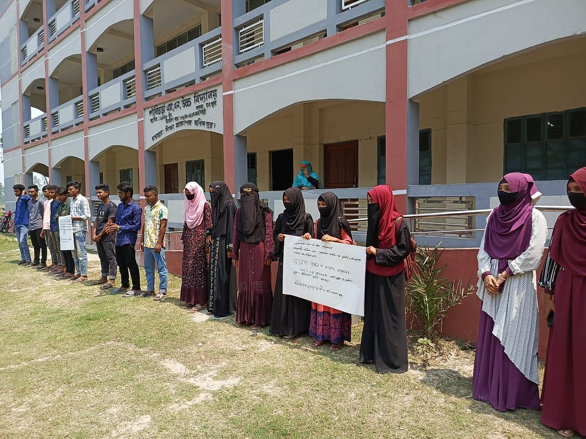 এসএসসি পরীক্ষার প্রবেশপত্র না পাওয়ায় বিদ্যালয়ের সামনে মানববন্ধন করে শিক্ষার্থীরা। রংপুর সদরের পালিচড়া এমএন উচ্চবিদ্যালয়ে আজ দুপুরে