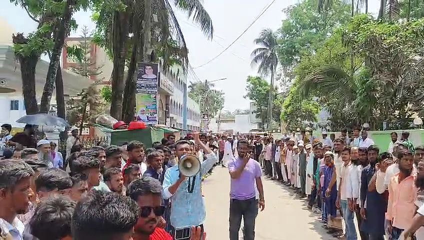ভোলায় কোস্টগার্ডের অভিযানে আটক পাঁচজনের মধ্যে চারজনকে নিজেদের নেতা–কর্মী উল্লেখ করে তাঁদের মুক্তির দাবিতে মানববন্ধন করেছেন স্থানীয় বিএনপির নেতা–কর্মীরা। শনিবার ভোলা প্রেসক্লাব চত্বরে