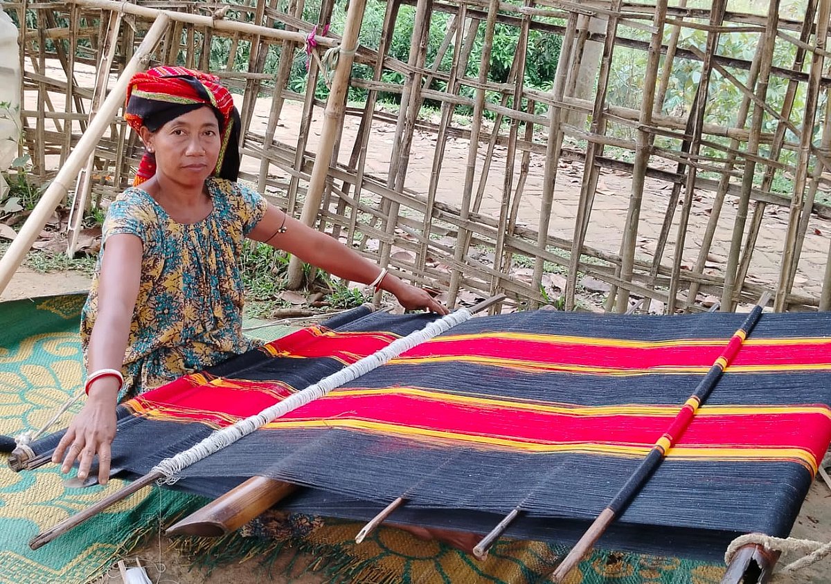 খাগড়াছড়ি সদর উপজেলার চম্পাঘাট এলাকায় কোমর তাঁতে রিনাই বুনছেন এক নারী। গত বুধবার