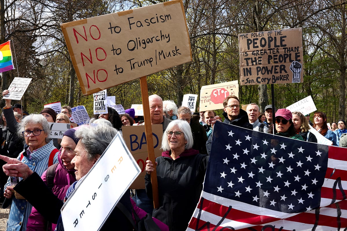 জার্মানির বার্লিনে শনিবার ট্রাম্প ও মাস্কের বিরুদ্ধে বিক্ষোভ হয়েছে।