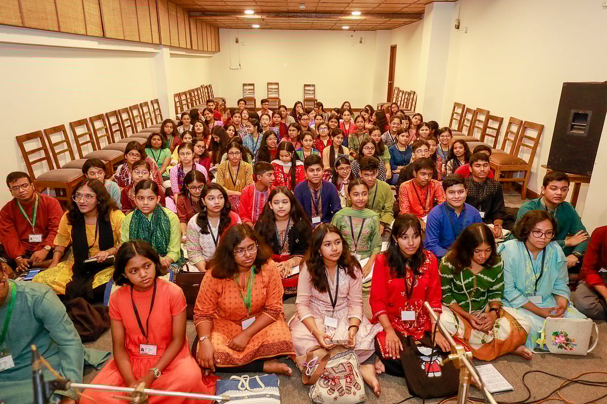 রমনার বটমূলে ছায়ানটের আয়োজনে বর্ষবরণের জন্য ধানমন্ডির ছায়ানট সংস্কৃতি ভবনে চলছে মহড়া। ঢাকা, ৫ এপ্রিল