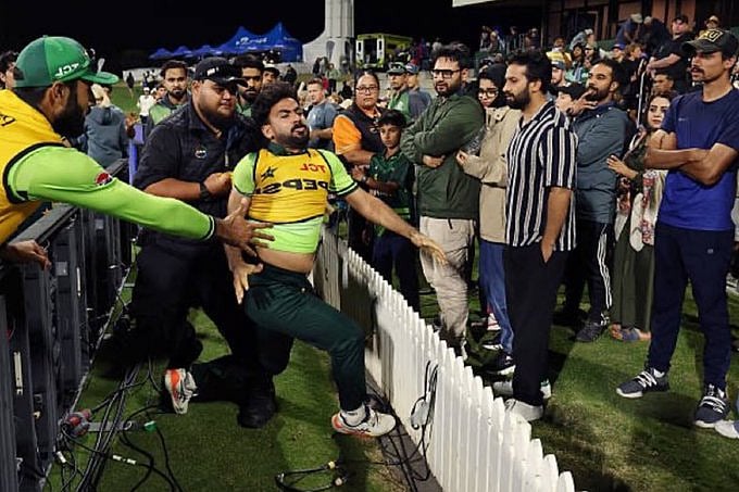 দর্শকের সঙ্গে খুশদিলের ঝামেলার সেই দৃশ্য