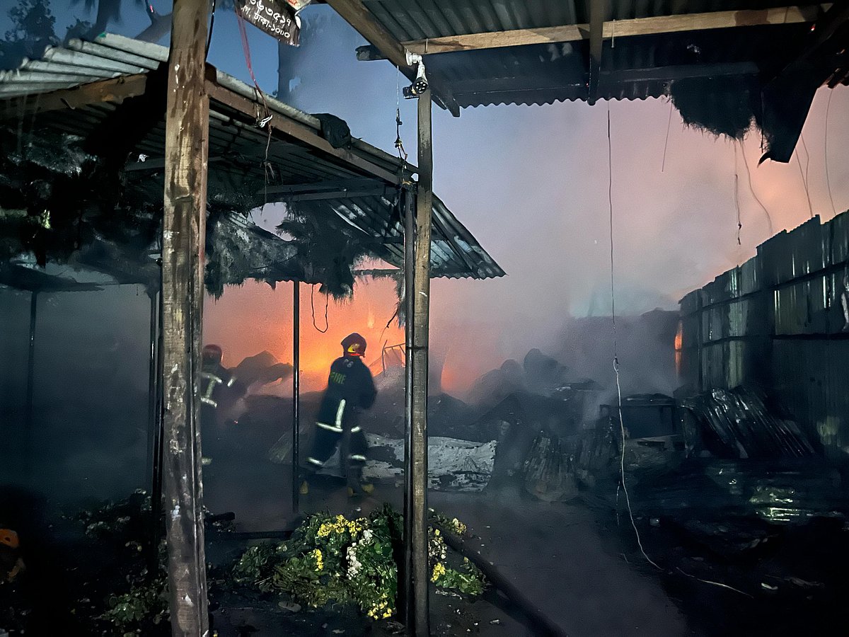 আগুন নেভাতে কাজ করছেন ফায়ার সার্ভিসের কর্মীরা