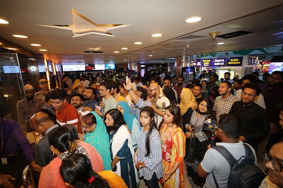স্টার সিনেপ্লেক্সের বসুন্ধরা সিটি শাখায় দর্শকের ভিড়