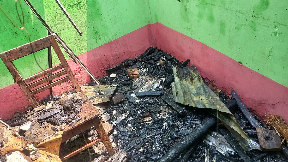 দিনাজপুরের বিরামপুর পৌর শহরের ঢাকা মোড়ে রতন সাহার বাড়িতে বৈদ্যুতিক শর্টসার্কিট থেকে আগুন লেগে পুড়ে যাওয়া বাড়ির আসবাবপত্র