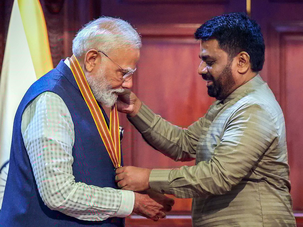 ভারতের প্রধানমন্ত্রী নরেন্দ্র মোদিকে মেডেল পরিয়ে দেন শ্রীলঙ্কার প্রেসিডেন্ট অনূঢ়া কুমারা দিশানায়েকে