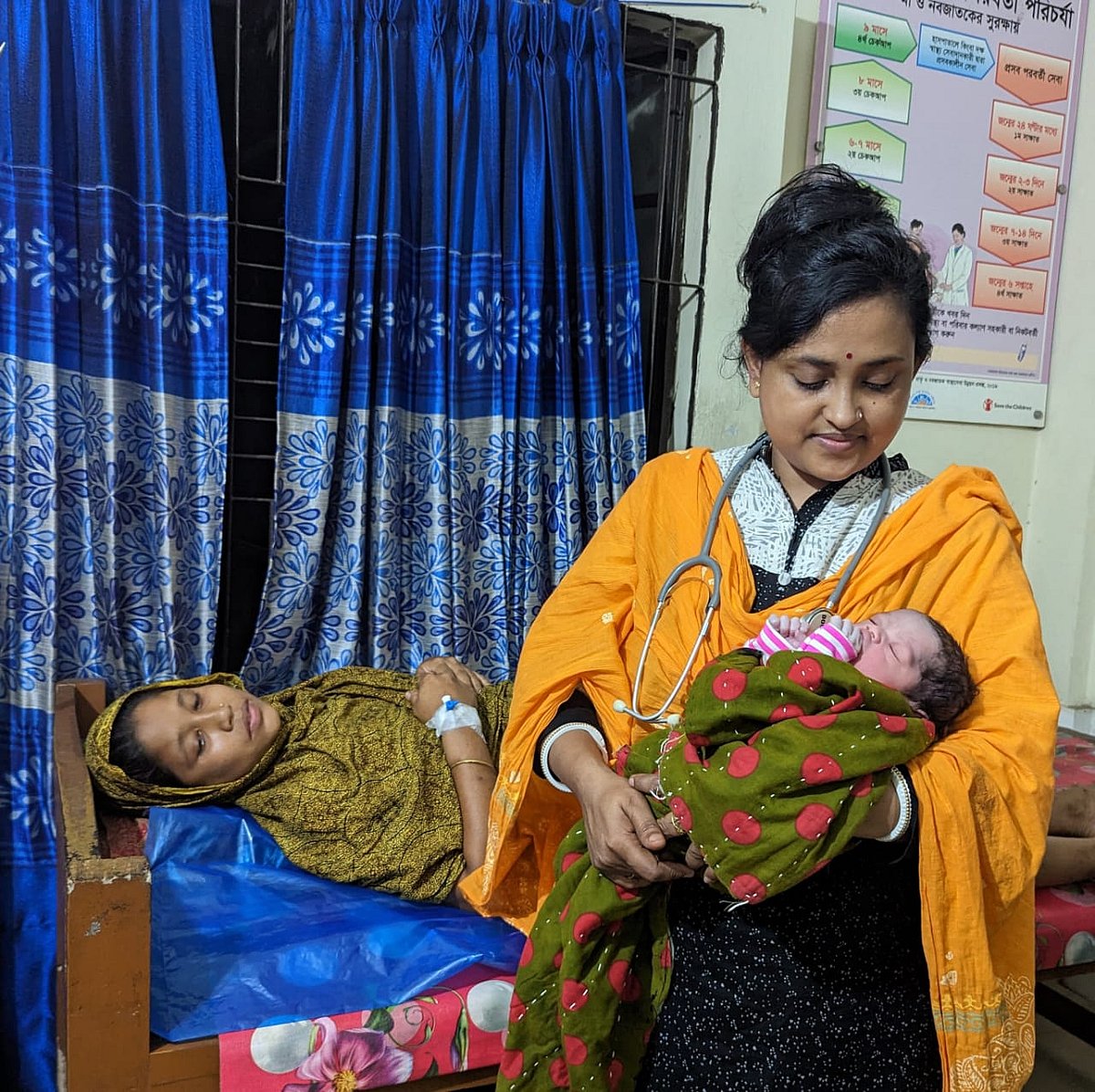 স্বাভাবিক প্রসবে জন্ম নেওয়া এক নবজাতককে কোলে নিয়েছেন পরিবার কল্যাণ পরিদর্শিকা। গত সোমবার কমলনগর উপজেলার হাজিরহাট ইউনিয়ন স্বাস্থ্য ও পরিবার কল্যাণ কেন্দ্রে