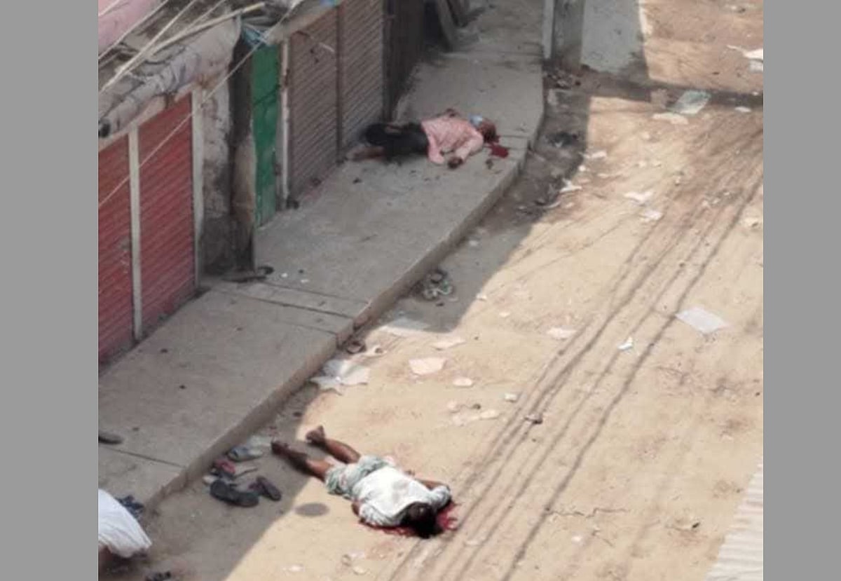 রংপুরের বদরগঞ্জে সংঘর্ষে আহত দুই ব্যক্তি সড়কে পড়ে আছেন। গত শনিবার দুপুরে শহীদ মিনারের পাশে