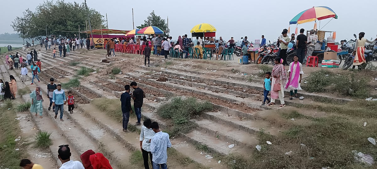 গোবরের ঘুঁটেসহ নোংরা আবর্জনায় ভরে আছে বেড়ার পোর্ট এলাকা। সম্প্রতি তোলা