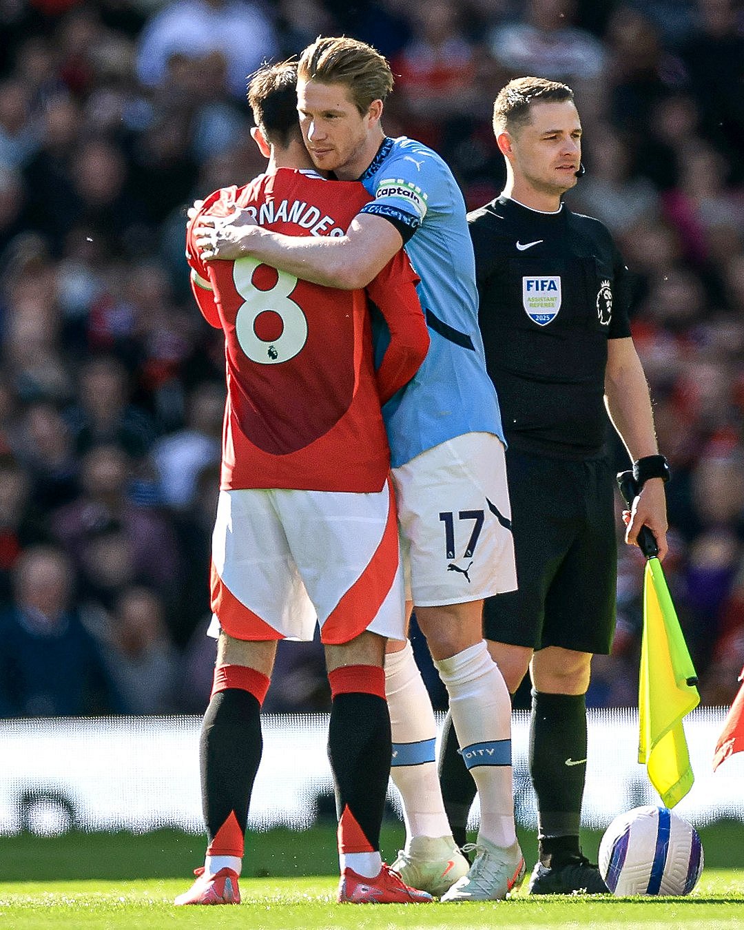 নিজের শেষ ম্যানচেস্টার ডার্বি খেলে ফেলার পর ব্রুনো ফার্নান্দেজের সঙ্গে কেভিন ডি ব্রুইনার আলিঙ্গন