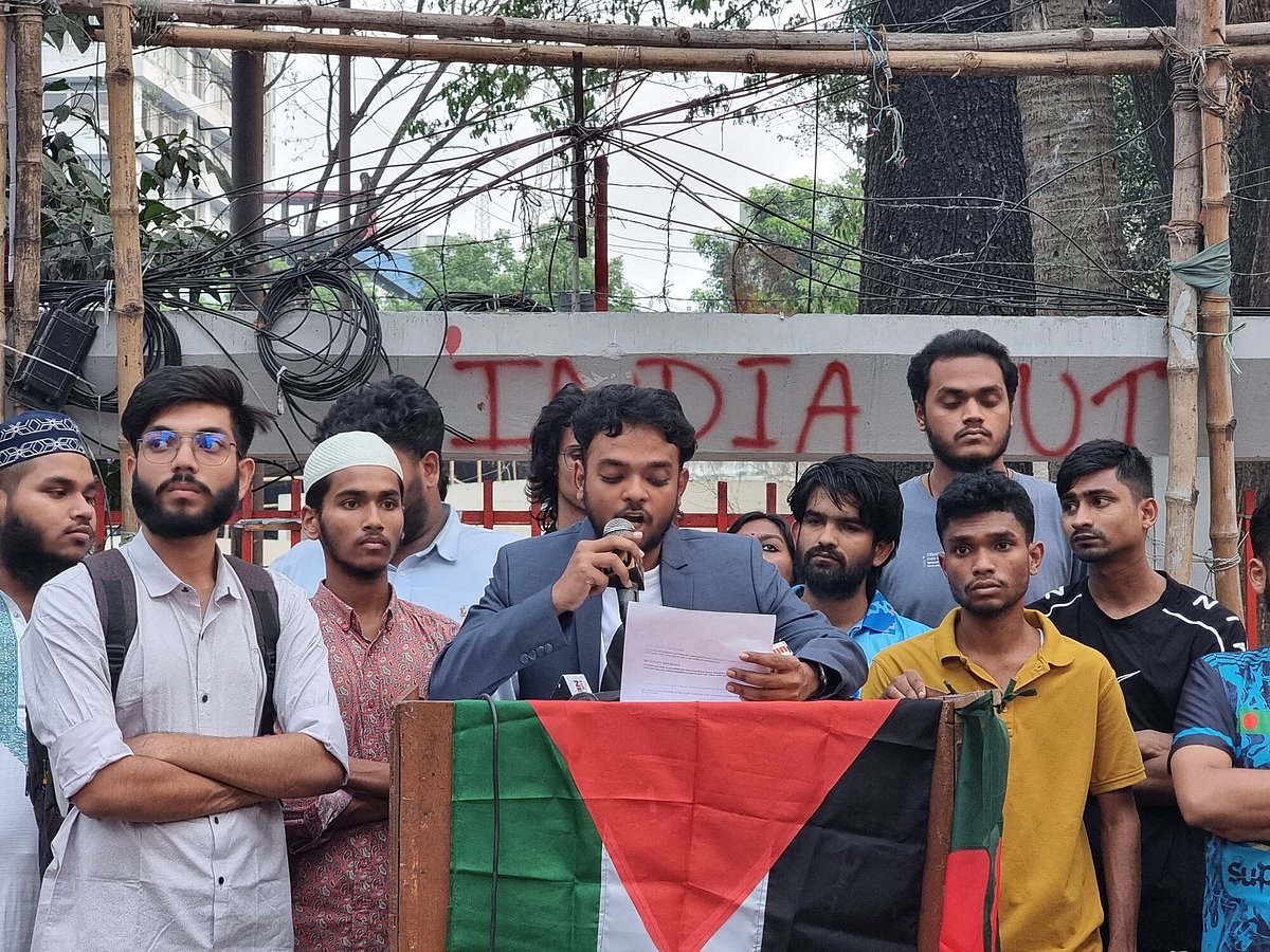 ইসরায়েলি আগ্রাসনের প্রতিবাদে সাধারণ ধর্মঘটে ডাক দিয়ে সংবাদ সম্মেলন করেন কয়েকটি বেসরকারি বিশ্ববিদ্যালয়ের কয়েকজন শিক্ষার্থী। জাতীয় প্রেসক্লাব, ৬ এপ্রিল