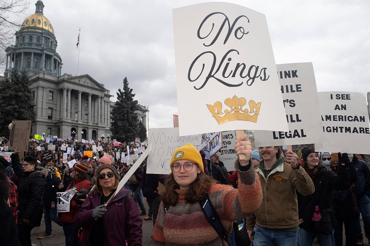 কলোরাডোর ডেনভার শহরে প্রতিবাদী স্লোগান লেখা প্ল্যাকার্ড হাতে বিক্ষোভকারীরা