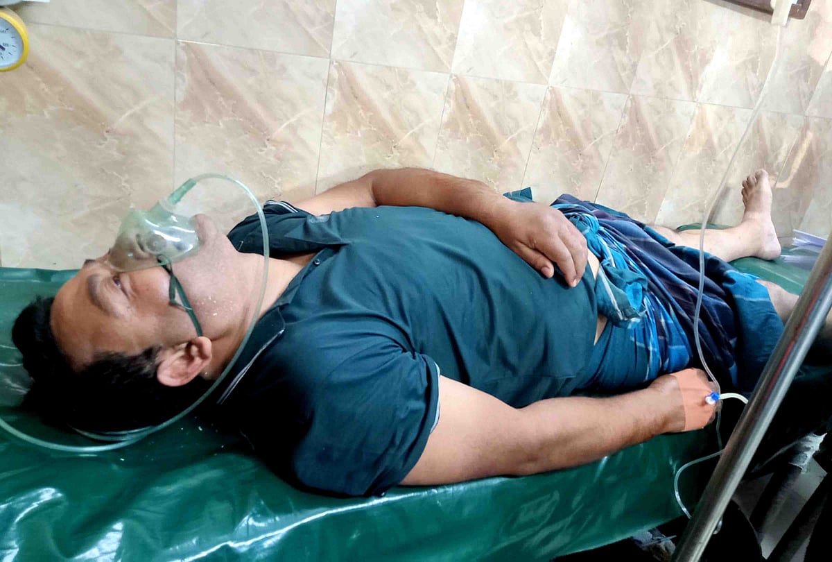 হামলায় আহত চন্দ্রকলা কলেজের প্রভাষক ও স্থানীয় দৈনিক প্রান্তজন পত্রিকার সম্পাদক সাজেদুল ইসলাম। রোববার দুপুরে নোটার সদর হাসপাতালে